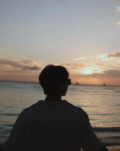 Thomas Chang Instagram - #boracay 
每天傍晚五點多
準時坐在沙灘看著夕陽
想看出到底為什麼能這麼美？
沙灘和海在夕陽餘暉下
幸福感大於惆悵感
在沈沒海底前
唯一想到能做的
就是靜靜不動的看著橘紅紅的她😌

#瀚我一起玩 #環遊世界 #Travelaroundtheworld
