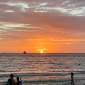 Thomas Chang Instagram - #boracay 
每天傍晚五點多
準時坐在沙灘看著夕陽
想看出到底為什麼能這麼美？
沙灘和海在夕陽餘暉下
幸福感大於惆悵感
在沈沒海底前
唯一想到能做的
就是靜靜不動的看著橘紅紅的她😌

#瀚我一起玩 #環遊世界 #Travelaroundtheworld