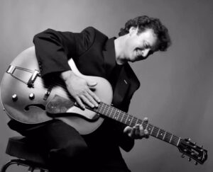Thomas Dutronc Instagram - Je n’arrive pas encore à réaliser que Sylvain soit parti comme ça, sans prévenir, à 58 ans... Il avait encore mille choses à dire, mille choses à jouer. On devait faire un petit concert tous les deux le 1er juin à Marseille, j’y pensais très souvent et j’avais tellement hâte de ces retrouvailles. Je suis allé le voir jouer toutes les semaines quand j’avais 19-20 ans, puis pendant des années, je suivais ses projets, on discutait beaucoup, on jouait un peu parfois, on écoutait des musiques toute la nuit, on riait beaucoup. C’était quelqu’un de très digne. De très humain. De très profond. Avec une immense sensibilité et un talent démesuré, presque lourd à porter…
Sylvain qui part comme ça, trop jeune, sans prévenir, ça va nous enlever à tous un bout de notre cœur et de notre joie de vivre, tant on l’a apprécié, aimé et admiré au fil des ans. 
La vie est injuste… Repose en paix mon ami