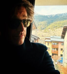 Thomas Dutronc Instagram - C’est l’printemps à Val Cenis !! 🌼
Une petite vue montagne avant de monter sur la scène du festival orchestré par @gerra_laurent 🤗
Avec @ericlegnini @thomasbramerie , Rocky Gresset et Denis Benarrosh 
#festival #printemps #concert