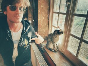 Thomas Dutronc Instagram - Envoyez vos dons à @associationhandicats 
Une association de bienfaiteurs formidable dont je suis l’heureux parrain ! N’envoyez pas vos dindons ils ne s’occupent que de chats… 🐈‍⬛🦃🐈
Lien en story
#association #chats #don #bonneaction