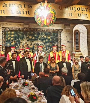 Thomas Dutronc Instagram - OYEZ, OYEZ BRAVES GENS ! Je suis à présent chevalier de l’ordre des tastevins du Clos Vougeot alors un peu de respect dorénavant quand vous penserez à moi… 😅 Je ne savais pas vraiment à quoi m’attendre, et j’ai passé une soirée fabuleuse aux côtés de gens extraordinaires ! Le texte que j’ai lu pour la story de la fête des mères venait de cette soirée rien que pour vous donner un exemple…
#closvougeot #vin #chevalier