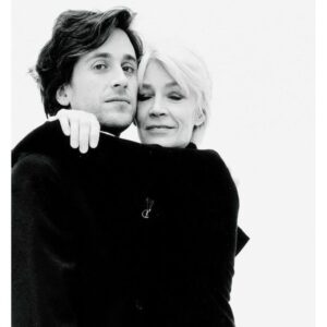 Thomas Dutronc Instagram - Repost de @thomas.dutronc_frites_and_love 
« Et pour terminer cette journée un peu spéciale, un petit pêle-mêle de câlins et bisous, avec les photos entre autres de Jean-Marie Périer , Hélène Pambrun , Kate Barry, Catherine Rotulo, et d’autres que je n’ai pas pu identifier
♥️ »