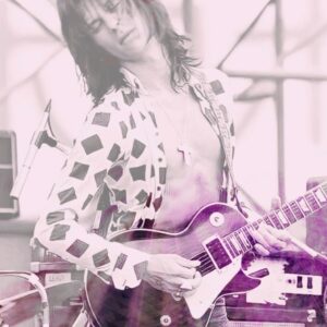 Thomas Dutronc Instagram - C’était un des plus grands guitaristes de tous les temps. Ses idées, son son, sa liberté. 
On entend souvent dire des gens qui ont joué avec lui comme @officialjackwhite qu’il les fascinait car il n’utilisait aucune pédale d’effet et sortait des sons incroyables rien qu’avec un ampli et une guitare… Aux doigts et au vibrato… C’était un immense virtuose très novateur admiré par tous les musiciens et guitaristes du monde… 
Cet automne en tournée, on l’a écouté souvent et beaucoup et très fort dans le tourbus, je l’ai fait découvrir à des amis techniciens, à mon filleul le guitariste de @horla_music . C’est mon ami @m_chedid qui me l’a fait découvrir quand on avait 18 ans. Pour mon pote de fac David Chiron (compositeur de ma chanson Aragon et de plein de choses sur mon album à venir) avec qui on écoute plein de musiques différentes, c’est son guitariste électrique préféré. Avec David, quand on se passe une soirée à écouter de la musique, il n’y en a jamais une sans un passage Jeff Beck… 
Jeff Beck a par exemple influencé @jimihendrix , rien que ça. La liste serait trop longue !
J’adore ses disques Wired, Beck-Ola et Blow by Blow
J’adore sa musicalité avec @imeldaofficial dans ce duo que l’on trouve sur YouTube
Heureusement pour nous il y a sa discographie et plein de vidéos de ses concerts. 
L’été dernier il a joué à Montreux et c’est mon ami @yannorhan qui avait capté son concert avec @johnnydepp … 
Ce magicien redoutable était unique…
Écoutons le encore et encore pour notre plus grand bonheur. 
Et qu’il repose en paix là haut avec BB King et Django, Jimi et Paco…🙏🏻
#jeffbeck #guitarlegend #guitar #rock #guitarrock #yardbirds