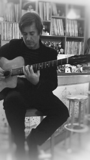 Thomas Dutronc Instagram - Home session 
@thomas.dutronc et Les yeux noirs 🎶🎶
#guitar #guitare #manouche #django #homesession