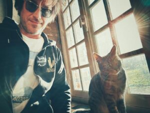 Thomas Dutronc Instagram - Envoyez vos dons à @associationhandicats 
Une association de bienfaiteurs formidable dont je suis l’heureux parrain ! N’envoyez pas vos dindons ils ne s’occupent que de chats… 🐈‍⬛🦃🐈
Lien en story
#association #chats #don #bonneaction