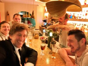 Thomas Dutronc Instagram - J’ai eu ma Cannes Bière ! Et de la Piétra en plus 🤗
Je vous explique : j’étais à Cannes pour chanter Un homme et une femme, et j’ai eu la joie de rencontrer l’équipe vraiment vraiment adorable du Rosana, un restaurant vraiment vraiment délicieux ! 🎉😜 #cannes #festivaldecannes #pietra #biere