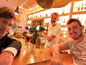 Thomas Dutronc Instagram - J’ai eu ma Cannes Bière ! Et de la Piétra en plus 🤗
Je vous explique : j’étais à Cannes pour chanter Un homme et une femme, et j’ai eu la joie de rencontrer l’équipe vraiment vraiment adorable du Rosana, un restaurant vraiment vraiment délicieux ! 🎉😜 #cannes #festivaldecannes #pietra #biere