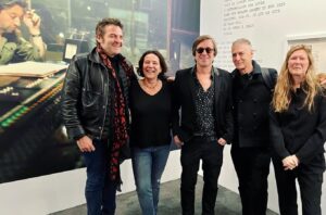 Thomas Dutronc Instagram - Moment suspendu dans le temps avec mes chers amis pour cette exposition très émouvante autour de Serge Gainsbourg. Une famille de coeur…♥️
@charlottegainsbourg 
@lulugainsbourg 
@janebirkinoff 
#bambou 
@etienne.daho 
@m_chedid 
@centrepompidou 
#sergegainsbourg