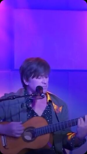 Thomas Dutronc Instagram - Ce fut un plaisir de chanter mon nouveau titre « Il n’est jamais trop tard » et de parler musique sur le plateau de @c_a_vous. Merci à @anneelisabeth5 et à toute son équipe pour leur accueil.