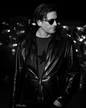Thomas Dutronc Instagram - Très content d’avoir participé à la 9eme nuit de la déprime organisée par @raphmezrahi au bénéfice d’organisations qui s’occupent des animaux ! 🐈🐕🐓🦏🦍🐫🐇
@claudelelouch 
@ericlegnini 
@gabriel.yared 
@thomasbramerie 
@rocky.gresset etc…
#nuitdeladeprime #associations #animaux #raphaelmezrahi #cats #chats #chiens