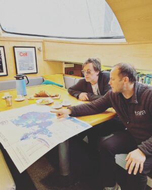 Thomas Dutronc Instagram - Quel bonheur inouï d’avoir pu visiter le bateau d’expédition scientifique Tara de la @fondationtaraocean ! J’ai rencontré les membres de l’équipage, le bateau est en mouillage à Lyon, en pause avant de repartir à travers le monde faire des études sur l’air et l’eau de mer, (pollutions, planctons, etc) et faire ainsi des relevés de multiples écosystèmes. Le bateau est d’ailleurs ouvert au public à certaines occasions ! J’ai beaucoup parlé avec le Capitaine Martin Hertau qui aime l’Arctique et l’Antarctique par dessus tout. Il m’a raconté la nuit polaire, pris entre les glaces pendant des mois. Ils ont une fois fait le même périple que jadis il y a 130 ans le héros norvégien Fridtjof Nansen, le premier à avoir atteint le pôle Nord. Il m’a fait voir les laboratoires, avec le biologiste Éric Karsenti du CNRS notamment, les machines, le treuil… J’ai entraperçu leurs vies d’aventures sur notre planète Terre, là où l’on côtoie l’immensité de la Nature, que ce soit dans les milliers de micro organismes qu’ils observent ou encore dans les paysages et animaux grandioses qu’ils croisent… Notre Terre est belle, aimons la et respectons la le plus possible ! 🙏🏻❤️🥳#invisiblelife #biodiversité #recherchescientifique #engagementenvironnemental #sauvegardedesocéans #climat