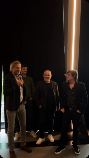 Thomas Dutronc Instagram - Hier, on a célébré le double Disque de Diamant de « Comme un Manouche Sans Guitare ». 1 million d’albums vendus, c’est fou et c’est grâce à vous. Merci ! #LEMILLION