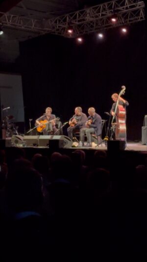 Thomas Dutronc Instagram - Merci au public du festival Jazz’Opale qui m’a apporté du réconfort et de la chaleur hier soir.
Je tenais à faire ce concert pour l’amour de la Musique, c’était la plus grande passion de ma maman et c’est la mienne également …
Et puis j’étais avec de très grands musiciens à qui j’ai demandé de m’accompagner au dernier moment sur une chanson de ma maman, on n’a pas eu le temps de les répéter du tout, c’est dommage que ce soit ça qui soit regardé mais c’est ainsi …
Je ne pouvais pas les chanter à la balance ma gorge se noyait mais à la toute fin j’ai réussi à en chanter une ...