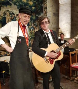 Thomas Dutronc Instagram - OYEZ, OYEZ BRAVES GENS ! Je suis à présent chevalier de l’ordre des tastevins du Clos Vougeot alors un peu de respect dorénavant quand vous penserez à moi… 😅 Je ne savais pas vraiment à quoi m’attendre, et j’ai passé une soirée fabuleuse aux côtés de gens extraordinaires ! Le texte que j’ai lu pour la story de la fête des mères venait de cette soirée rien que pour vous donner un exemple…
#closvougeot #vin #chevalier