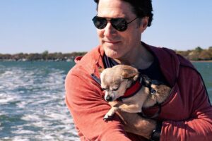 Thomas Gibson Instagram - frozen rat 

photo: @mellosno