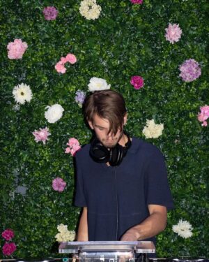 Thomas Hayes Instagram - So good to be back behind the decks again! Where is the next @epic.oslo night? 👀😎

📸: @malin_westermann