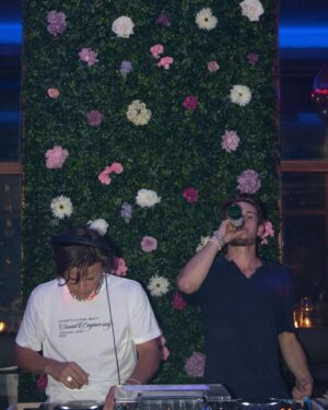 Thomas Hayes Instagram - So good to be back behind the decks again! Where is the next @epic.oslo night? 👀😎

📸: @malin_westermann