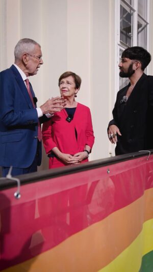 Thomas Neuwirth Instagram - Ein wichtiges Wochenende steht uns bevor: Demonstrieren für Gleichberechtigung bei der @vienna_pride und am Sonntag für die Demokratie stimmen bei der Europa-Wahl. Bundespräsident @vanderbellen , Doris Schmidauer und @conchitawurst treffen sich am Regenbogenbalkon der Hofburg und wünschen #HappyPride - and make sure to #UseYourVote! ​🏳️‍🌈​​🗳️​​🇪🇺​