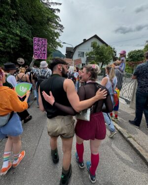 Thomas Neuwirth Instagram - Im Soizkommaguad komma guad lustig sei 🏳️‍🌈😍

SO SCHE!! 

@salzkammerpride @salzkammergut.2024
