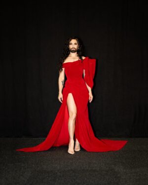 Thomas Neuwirth Instagram - Die Buhlschaft 

Gown @walterlunzer 
Hair @christophxhaider @thechristophvienna 
Pic @van_schwarzdorn