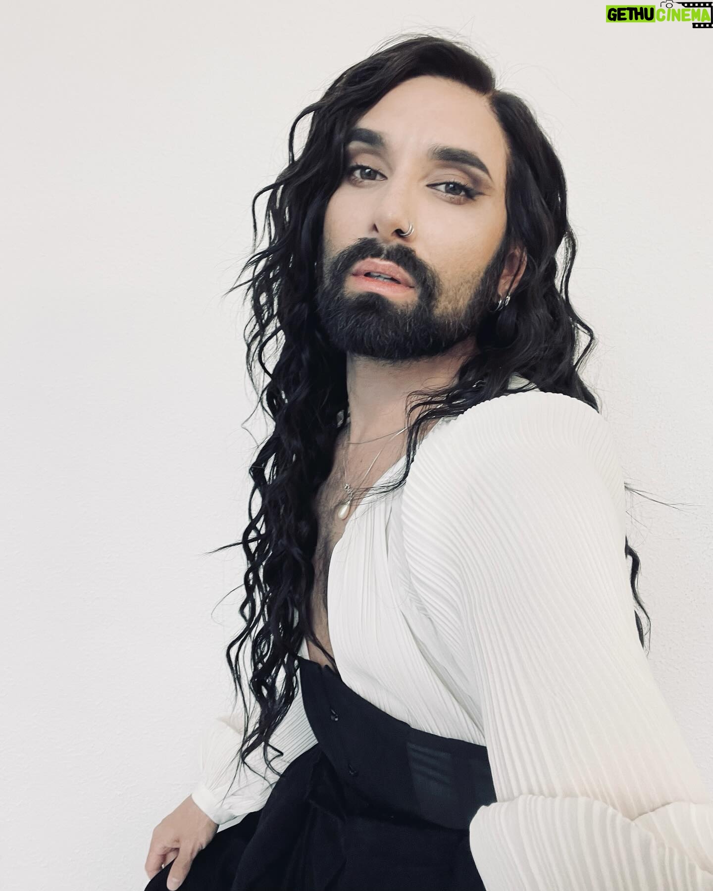 Thomas Neuwirth - 6.8K Likes - 🐈⬛
Skirt and corset @royalblack_couture
Hair @thechristophvienna @christophxhaider