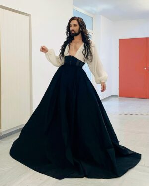 Thomas Neuwirth Instagram - 🐈‍⬛

Skirt and corset @royalblack_couture 
Hair @thechristophvienna @christophxhaider