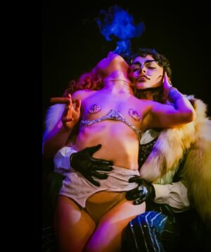 Throb Zombie Instagram - 𝑾𝒆 𝒂𝒍𝒍 𝒌𝒏𝒐𝒘 𝑻𝒐𝒃𝒊𝒂𝒔 𝒊𝒔 𝒂 𝒈𝒉𝒐𝒔𝒕, 𝒃𝒖𝒕 𝒘𝒉𝒂𝒕 𝒂𝒃𝒐𝒖𝒕 𝒕𝒉𝒂𝒕 𝒅𝒂𝒎𝒆 𝒘𝒉𝒐 𝒌𝒊𝒍𝒍𝒆𝒅 𝒉𝒊𝒎?
.
🪦🍾
@upset.femme as Billie
📸 @amandamacchiaphoto 
.
.
#drag #dragking #burlesque #ghoststory #throbzombie #kimmymoore