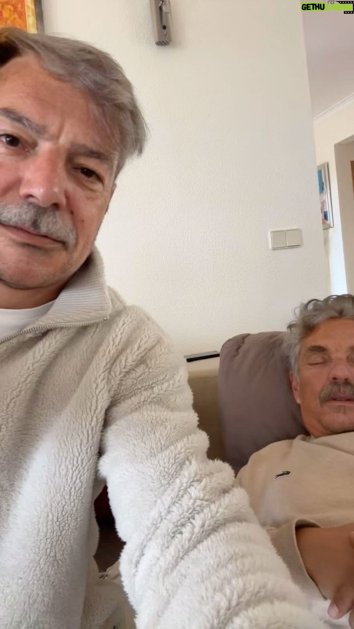 Tiago Aldeia - 3 Likes - Prova viva que a idade não perdoa… depois de exercermos o nosso direito de voto e de um belo e longo almoço, o Zé ficou sem bateria! 😅
Um bom Domingo para todos pah!
#osvelhos
@josemata.oficial