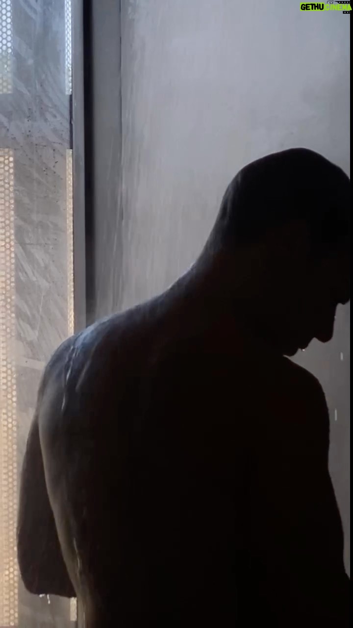 Tiago Aldeia - 1.2K Likes - Com esta chuva há quem já venha de banho tomado da rua, mas nada como um banho quente ao chegar a casa certo? 😅
Foi a pensar no conforto da minha casa de madeira que escolhi a Bomba de Calor para Água Quente da @aristonpt 🔥
Além de ser mega eficiente por ajustar automaticamente a temperatura aos meus hábitos de consumo, consigo controlar as suas funções, desde ligar e desligar ou ajustar a temperatura, de forma totalmente remota. Tudo isto, através da app ARISTON NET 📲
E a melhor parte... ao activar o “Modo Silent” consigo colocar a Bomba de Calor em silêncio absoluto e desfrutar da tranquilidade e sossêgo do campo 🌾
Graças à Ariston, cada canto é um verdadeiro convite ao conforto!😉