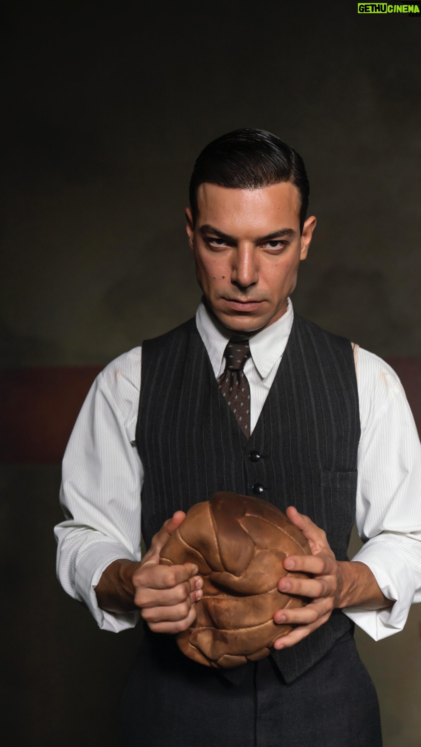 Tiago Aldeia - 326 Likes - Estreia Amanhã nos cinemas “Cândido”🎬, um filme
baseado em factos verídicos de uma época da História de Portugal marcada pela crueldade e impiedade. “CÂNDIDO’ explora a misteriosa vida de Cândido de Oliveira que foi telegrafista, jornalista, selecionador nacional, jogador de futebol… e espião!
O meu personagem é António Roquete um antigo guarda-redes da seleção nacional, que se tornou um temível agente da PIDE e que volta a cruzar-se com Cândido. Curiosos para ver o filme?? 🤓