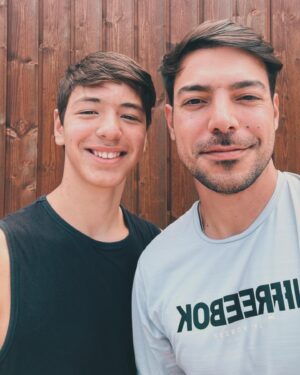 Tiago Aldeia Instagram - 2 anos separam este vídeo da foto com o meu sobrinho. Já pedi à minha irmã para reduzir o adubo da alimentação do miúdo…não concordam? 😅