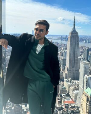 Tiago Aldeia Instagram - One million dollar question🤓
Qual o nome do edifício atrás de mim? 

#nyc #travel