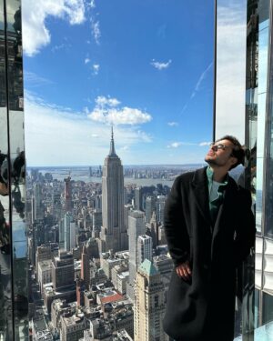 Tiago Aldeia Instagram - One million dollar question🤓
Qual o nome do edifício atrás de mim? 

#nyc #travel