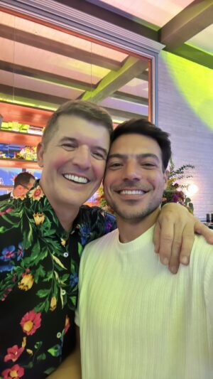 Tiago Aldeia Instagram - Aos 60 anos está no auge da sua forma e espalha (como ninguém!) alegria e energia por onde passa!
Já plantou árvores, faz um filho sempre que viaja (Nelo Barata é um deles😅) e agora escreveu um livro. E não queria deixar de dizer que és uma inspiração e que também gostamos Muito de ti querido @joaobaiaobaiao ! ❤️