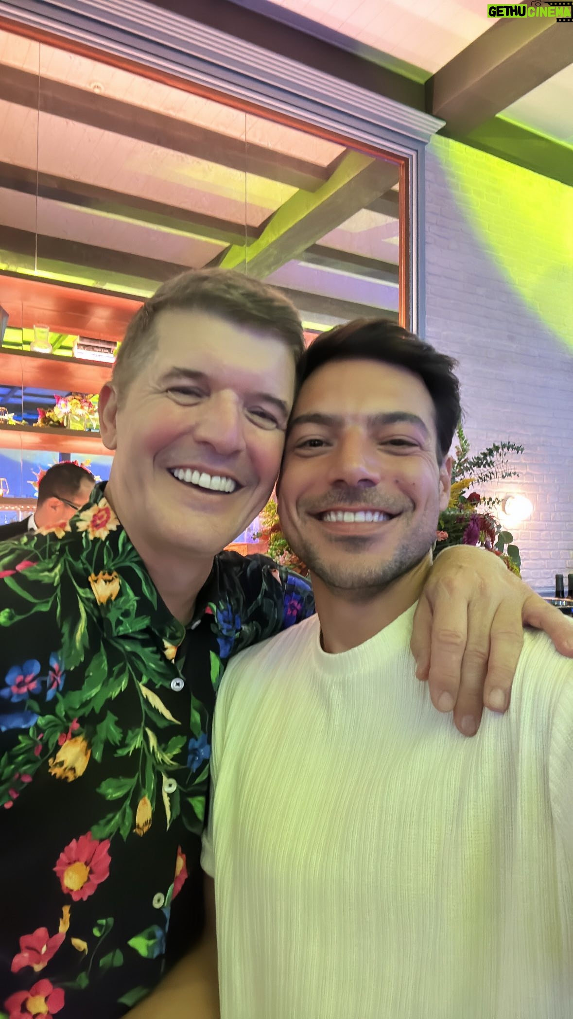 Tiago Aldeia - 3.7K Likes - Aos 60 anos está no auge da sua forma e espalha (como ninguém!) alegria e energia por onde passa!
Já plantou árvores, faz um filho sempre que viaja (Nelo Barata é um deles😅) e agora escreveu um livro. E não queria deixar de dizer que és uma inspiração e que também gostamos Muito de ti querido @joaobaiaobaiao ! ❤️