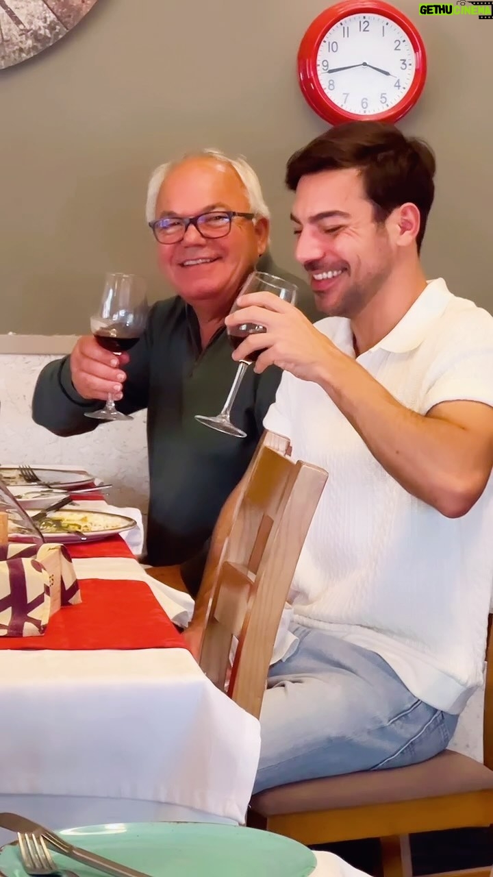 Tiago Aldeia - 1K Likes - Almoçar ao domingo com o meu Pai é sempre uma autêntica maratona gastronómica. Entre iguarias e gargalhadas , a @crfreserva é sempre o remate perfeito para sobreviver ao repasto! 😉
#sunday #family #bebacommoderação