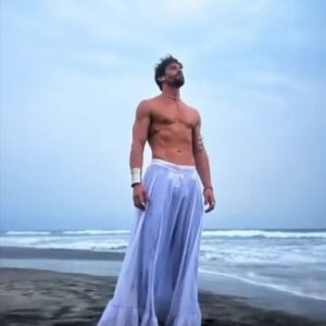 Tiago Correa Instagram - Hombres con falda!!!

Si o no?

1️⃣: Si
2️⃣: No

Desde niño, mi crianza en Brasil me hizo creer, orarle y bailarle a Iemaia. 

Esta vez le baile con falta y le@di ofrendas de flores blancas. 

Seamos orgullosos en lo que tenemos fe.