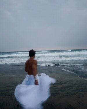 Tiago Correa Instagram - Hombres con falda!!!

Si o no?

1️⃣: Si
2️⃣: No

Desde niño, mi crianza en Brasil me hizo creer, orarle y bailarle a Iemaia. 

Esta vez le baile con falta y le@di ofrendas de flores blancas. 

Seamos orgullosos en lo que tenemos fe.