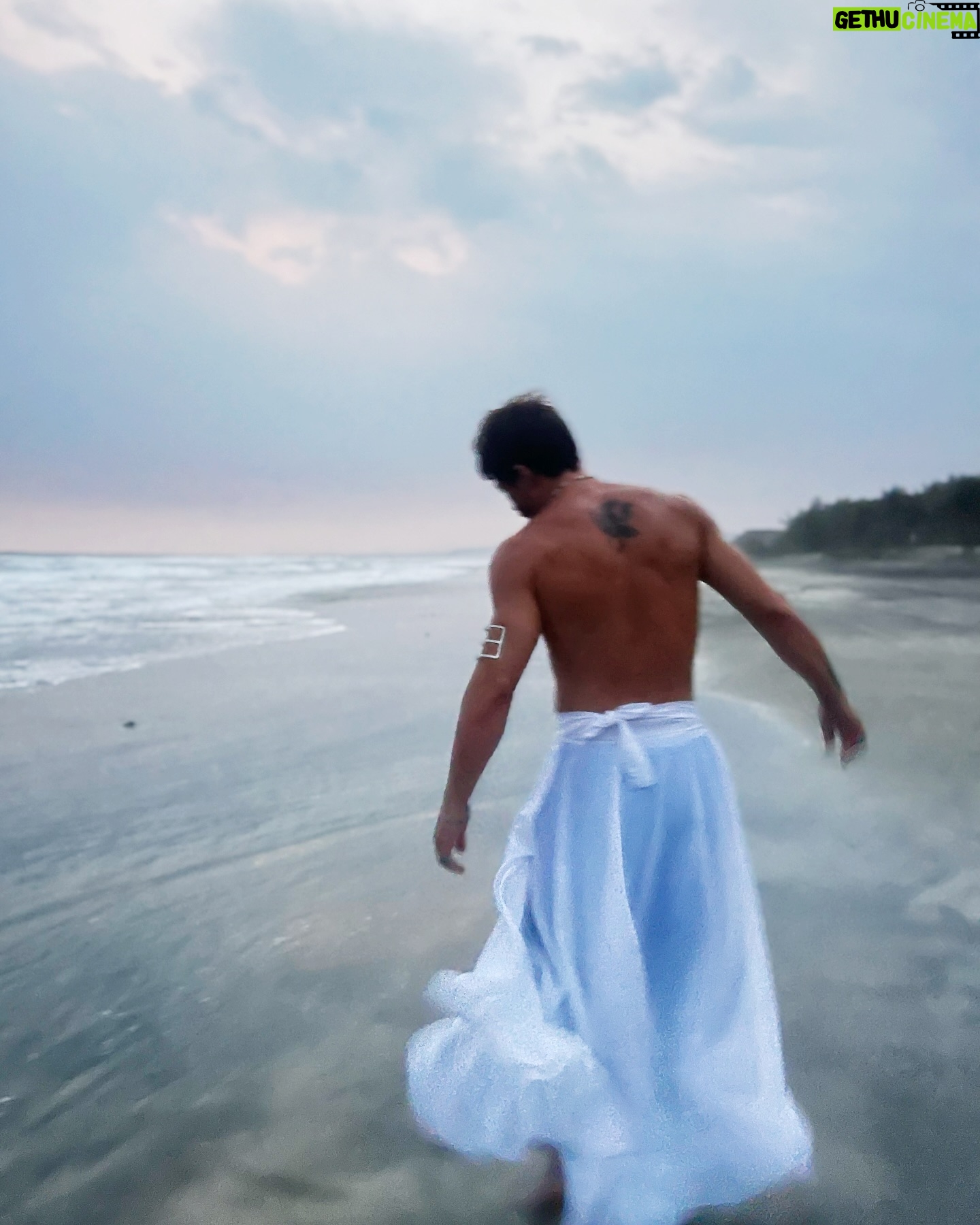 Tiago Correa - 14.5K Likes - Hombres con falda!!!
Si o no?
1️⃣: Si
2️⃣: No
Desde niño, mi crianza en Brasil me hizo creer, orarle y bailarle a Iemaia.
Esta vez le baile con falta y le@di ofrendas de flores blancas.
Seamos orgullosos en lo que tenemos fe.