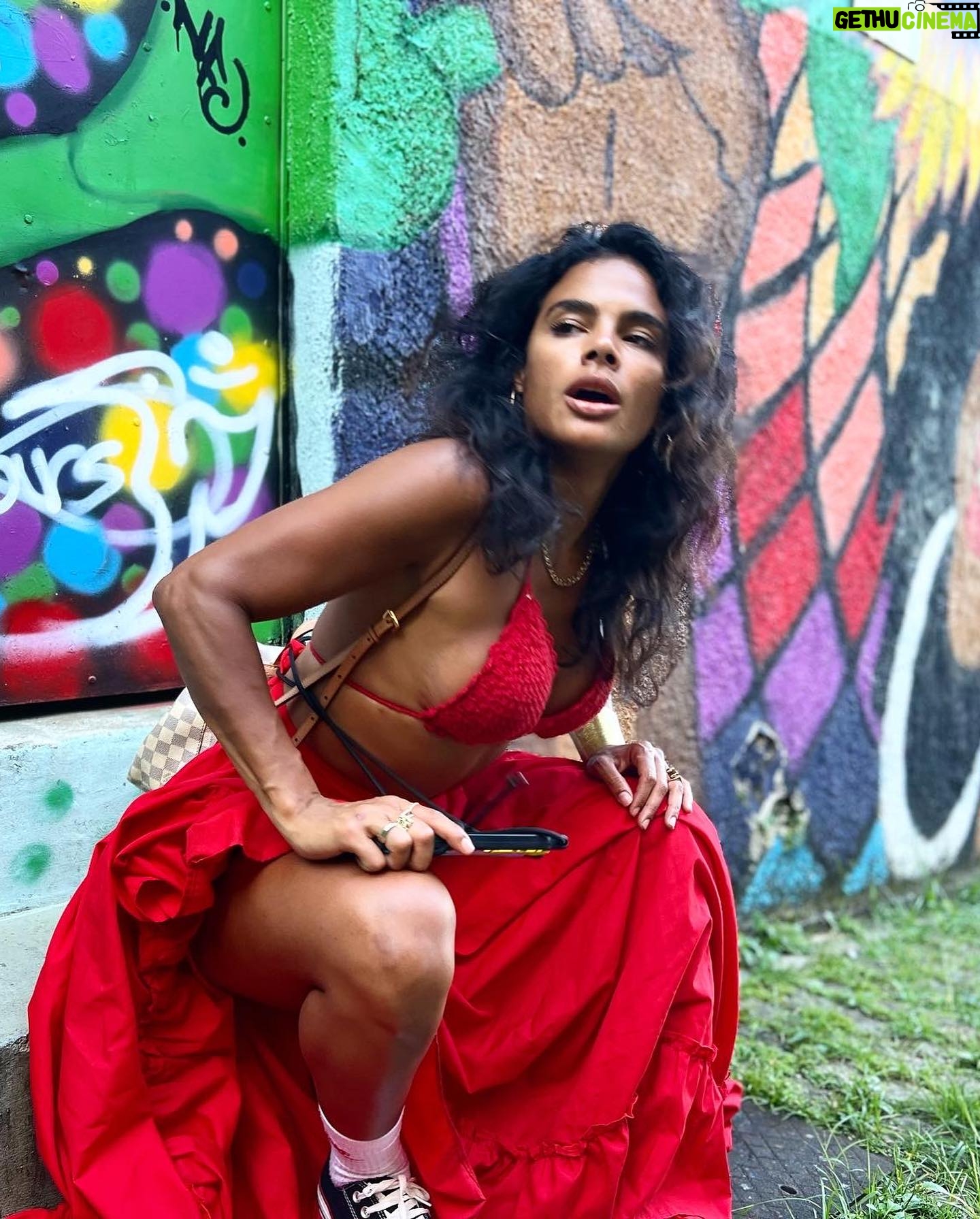 Tiago Correa - 12.6K Likes - Hoy cumples un sueño
Hoy das aquel paso que sabías llegaría desde niña y lo has buscado con respeto y pasión por tu arte y valores.
Será la primera de muchas.
Sabiendo que para ti no hay chico o grande este paso será en inicio de algo gigante… porque tú eres inmensamente talentosa y un ser humano brutalmente humana.
Te amo y la baba se me cae con cada gozo de tu camino.
Eu amo você morena minha.
@yanypradoofficial