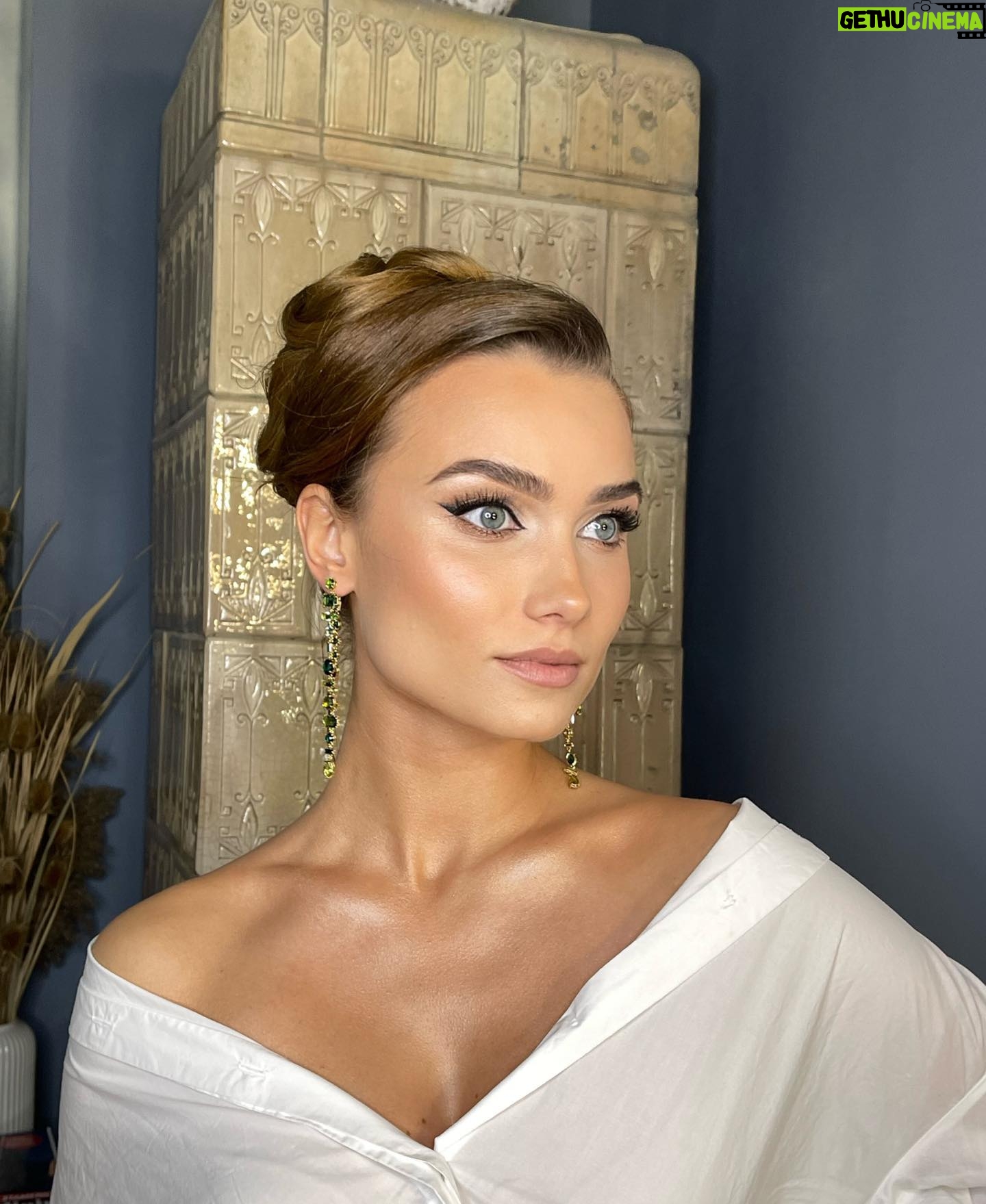 Tiana Upcheva - 5.7K Likes - glam for the end of 2022.
@avantgardebg
make up • @caniceva
jewelry • @swarovski