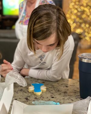 Tierney Smith Instagram - Ms. Tammy is the BEST with teaching us how to decorate 🎄cookies ❤️