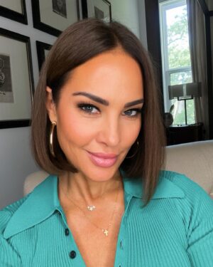 Tiffany Fallon Instagram - I was told our hair holds our trauma and negative energy sooo… #snipsnip snipity ✂️ @jeremypmorgan #kbye #byeeee #shegone #newhair #bobhaircut #letsdothis