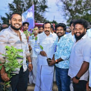 Tiger Thangadurai Instagram - மரக்கன்று நடும் விழா மற்றும் விழிப்புணர்வு

திரைப்பட நடிகர் தங்கதுரை தலைமையில் ஈரோடு சுற்றியுள்ள பகுதியில் மரக்கன்று நடும் விழா நடைபெற்றது. இந்த மரம் நடு விழாவில் தமிழ்நாடு வீட்டு வசதித்துறை, நகர்ப்புற வளர்ச்சித் துறை,மதுவிலக்கு ஆயத்தீர்வை துறை அமைச்சர் சு.முத்துசாமி அவர்கள் கலந்து கொண்டு மரக்கன்றுகளை கொடுத்து விழாவை தொடங்கி வைத்தார்.

#trendingnow
#thangadurai
#tamilnadu
#Vijaytelevision