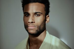 Tijan Njie Instagram - Nach intensiven Arbeitsphasen ist es jetzt an der Zeit, sich zurückzulehnen und euch die Bühne zu überlassen 🎥🍿
So seltsam es vielleicht klingen mag, das bereitet mir auch etwas Unbehagen -part of my job- 🤝🏾
Es liegt an mir, wieder zum Beobachter zu werden, mich für einen Moment aus der Arbeit an Träumen und Illusionen zurückzuziehen, um nun den Zuschauenden zuzusehen.
Soooo….Have Fun and enjoy the ride 💫🔮 #girlyouknowitstrue 

Thanks to this incredible TEAM:
@elanbenali @matthiasschweighoefer @belladayne @tijanmarei @samuelsfranklinofficial @ivy.quainoo @rogerrekless @grahambamthankyoumam @natashaloring @ashleydowds @simonverhoeven_official @__3days__ @denial_mttg @tolkiencasting @curlybeccs @fabmorvan @glitzzerlaura @mike_dafunk @ingkenbenesch @apmakeupeffects @mojaidejastyling @christl_baier @katzerenate @ Jo Heim @ Quirin Berg @marcelfechenbach @wiebkedee @georgioseybold @carmenpilatus 

Foto: @pascalbuenning 

#millivanilli #gykit #kinostart