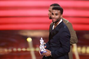 Tijan Njie Instagram - Mit großer Freude und Stolz nahm ich den Bayerischen Filmpreis entgegen und möchte mich herzlich bei der Bayerischen Staatskanzlei und der Fachjury für die Auszeichnung als „Bester Nachwuchsdarsteller“ bedanken. Viele starke Menschen haben mich in herausfordernden Zeiten begleitet, mich bis an meine Grenzen und oft darüber hinaus geführt. Meine Liebe für die Menschen um mich herum, die Freude über solche besonderen Meilensteine und meine Dankbarkeit für diesen Moment sind riesig. Obwohl der Weg von hier aus weitergeht und ich noch viel vor mir habe, ist es mir wichtig, diesem besonderen Moment die gebührende Aufmerksamkeit und Wertschätzung zu schenken. Ein herzliches Dankeschön an alle, die mich bis hierhin begleitet und unterstützt haben. 💙

@bayerischer_rundfunk @leoninestudios @wiedemann_und_berg @elanbenali @simonverhoeven_official @martensgarten @tolkiencasting @curlybeccs @__3days__ @glitzzerlaura @ Quirin Berg @mwiedemann77 

Styling: @mojaidejastyling 
Outfit: @baldessarini_official 
Jewelry: @tiffanyandco