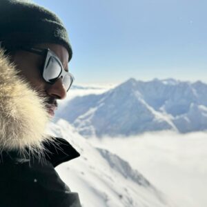 Tijan Njie Instagram - Capturing moments filled with unique impressions. The air, the views, and good company make it all unforgettable. 🙏🏾💫

📸 @tommy.phng

Management: @martensgarten