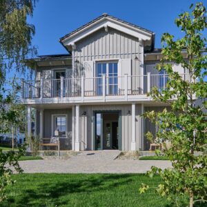 Til Schweiger Instagram - Erst kürzlich haben wir das brandneue Barefoot Home als Schwörer-Musterhaus in Hohenstein-Oberstetten eröffnet: nachhaltig, unkompliziert, einladend. 🙌🏻

Ein rundum gelungenes Event mit einem tollen Haus, das alle Beteiligten stolz macht. Auch Achim Hannott, Geschäftsführer des Bund Deutscher Fertigbau (BDF), zeigt sich absolut begeistert von dem Ergebnis!

Das Barefoot Home verkörpert einen gemütlichen, lässigen und ungezwungenen Stil – man fühlt sich sofort zuhause! 🏡

Das Planungsteam aus @tilschweiger, @labsdesign, sowie dem @schwoererhaus-Team entwickelte dafür spezielle Barefoot Home-Stilelemente, die dem Haus diesen besonderen Stil verleihen: East Coast trifft Skandinavien, mit einem Touch Mallorca – ein Wohnerlebnis im Til-Style. 🤩

Du möchtest mal reinschauen? Kein Problem! Das neue Barefoot Home designed by Til Schweiger ist ab sofort im Schwörer-Musterhauszentrum in Hohenstein-Oberstetten täglich von 10-17 Uhr zu besichtigen:

Eschenweg 2
72531 Hohenstein-Oberstetten
Tel.:  49 7387 16-3140

Mehr Infos zum Haus unter ➡️ www.schwoererhaus.de/haeuser/musterhaus-hohenstein-barefoot-home/.

#schwoererhaus #schwörerhaus #hausbau #fertighaus #hierbinichdaheim #nachhaltigbauen #ökologischbauen #einfamilienhaus #barefoothome #barefootliving #tilschweiger