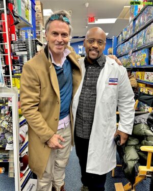 Tim Daly Instagram - HUMANS!!! Hanging with the hilarious @lavarwalker on set for @lifeandbethhulu - coming soon!